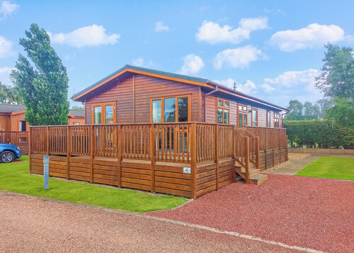Luxury lodge with one double with en suite shower and one twin.