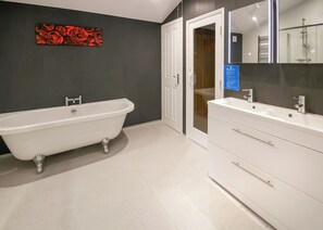 Bathroom - Luxury New England style lodge. (Milford-on-Sea, Nr Lymington)