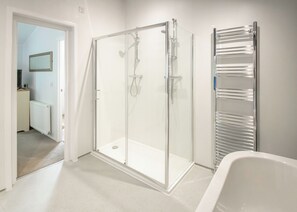 Bathroom - Luxury New England style lodge. (Milford-on-Sea, Nr Lymington)