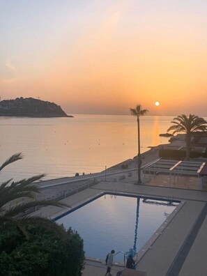 Outdoor pool - Santa Ponsa Mallorca first line of sea - Aparthotel (Santa Ponça)
