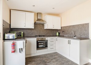 Fridge, oven, stovetop, toaster - Luxury lodge with one double and one twin. (Pickering)