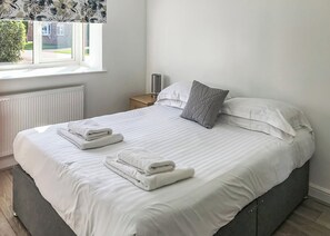 2 bedrooms, free WiFi - Comfortable modern cottage with one double and one with adult size bunks. (Bridlington)