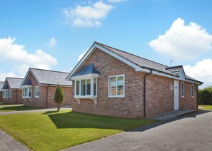 Exterior - Comfortable modern cottage with one double and one with adult size bunks. (Bridlington)