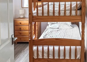 2 bedrooms, free WiFi - Comfortable modern cottage with one double and one with adult size bunks. (Bridlington)