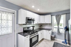 Frigorífico, microondas, horno y placa de cocina