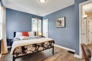 3 bedrooms, desk, iron/ironing board, WiFi - The Lucky 7's Inn-5 Beds (Columbus)