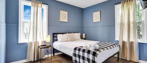 3 habitaciones, escritorio, tabla de planchar con plancha y wifi