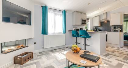 Buxton Pet Friendly Lodge with Hot tub