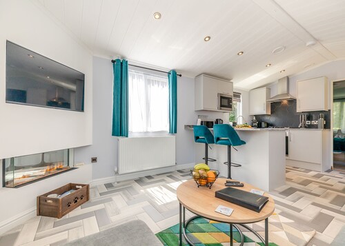 Buxton Pet Friendly Lodge with Hot tub