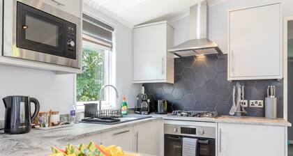 Buxton Pet Friendly Lodge with Hot tub