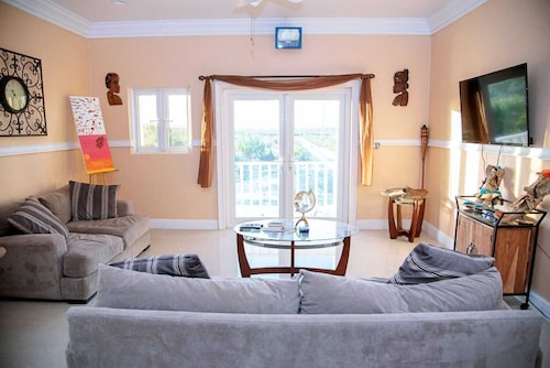 A Welcoming three-bedroom Beachfront Cottage