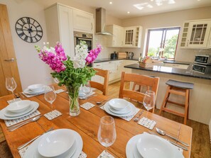 Fridge, dishwasher, electric kettle, cookware/dishes/utensils - Dairy Cottage (Carnforth)