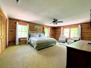 5 bedrooms, desk, iron/ironing board, free WiFi - Charming Lakefront Log Cabin on LKN Quiet Cove (Mooresville)