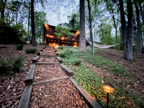 Charming Lakefront Log Cabin on LKN Quiet Cove