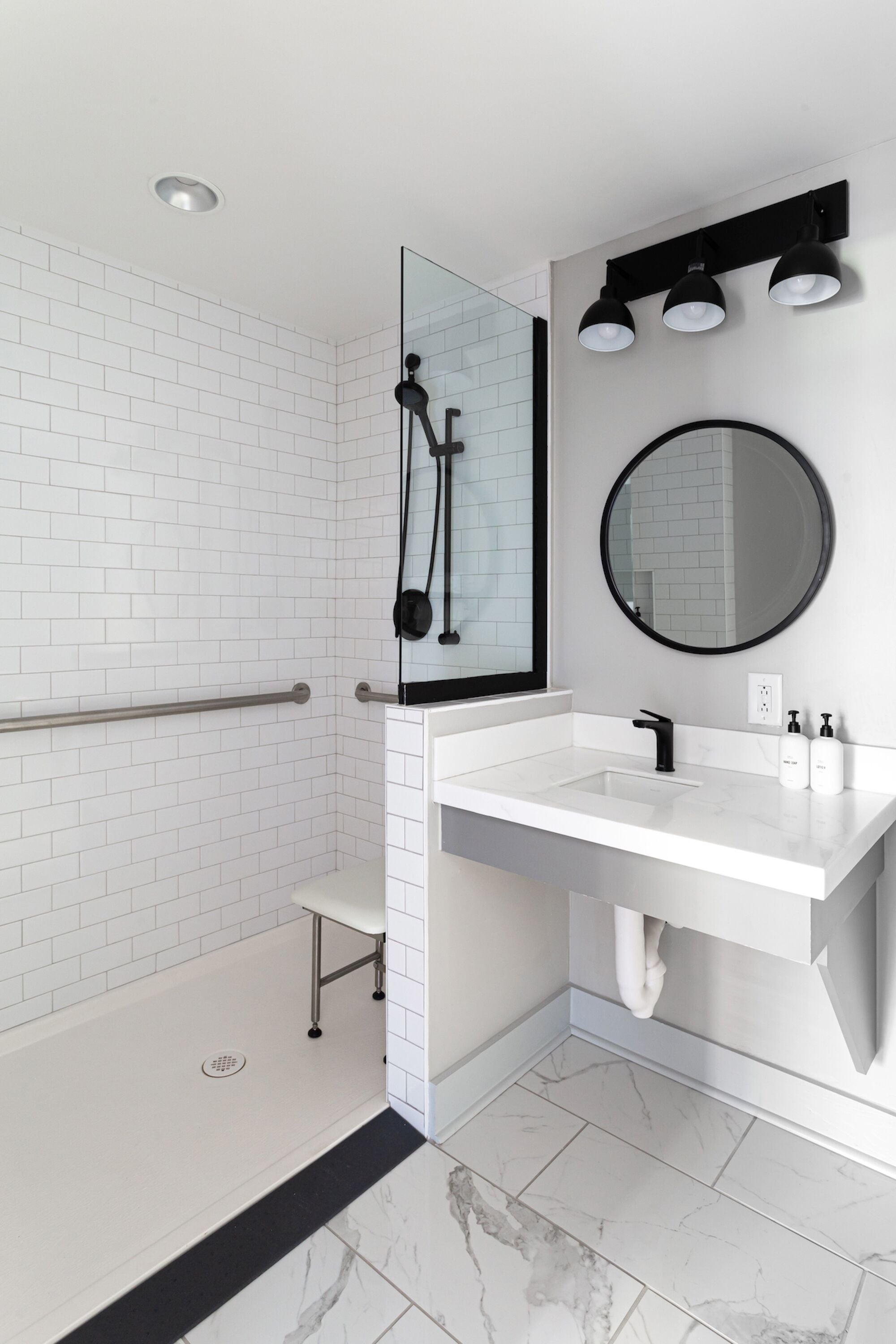 Basic-studiolejlighed - 1 queensize-seng - ikke-ryger (Self Check-in with Virtual Front Desk) | Badeværelse | Bruser, gratis toiletartikler, hårtørrer, håndklæder
