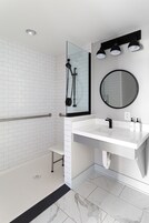 Studio Basic - 1 queensize-säng - icke-rökare (Self Check-in with Virtual Front Desk) | Badrum | Dusch, gratis toalettartiklar, hårtork och handdukar