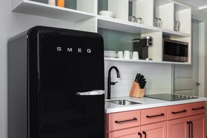 Deluxe Studio, 1 Queen Bed, Non Smoking (Self Check-in with Virtual Front Desk) | Private kitchen