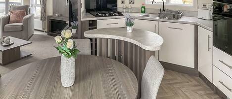 Réfrigérateur, un four, surface de cuisson, lave-vaisselle