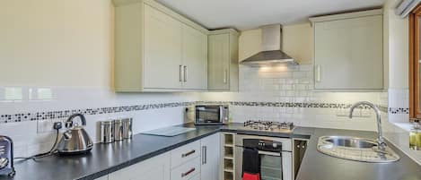 Fridge, oven, stovetop, dishwasher