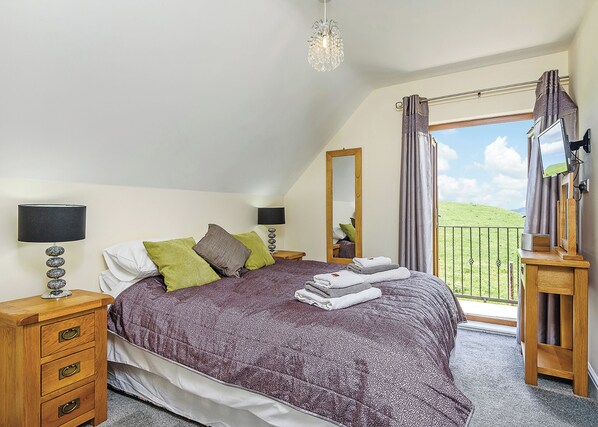 2 bedrooms, free WiFi - Outstanding open plan two storey lodge. (Little London, Nr Llandinam)