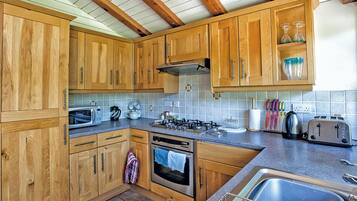 Réfrigérateur, four, plaque de cuisson, grille-pain