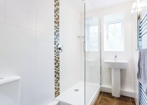 Bathroom - Guests come back to Hayloft again and again. (Watergate, Looe)