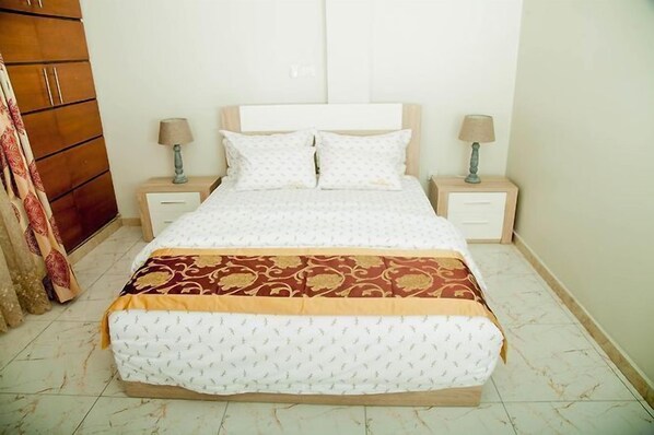 Departamento estándar | Caja de seguridad en la habitación y escritorio 