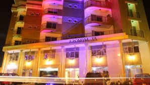 Un hôtel à plusieurs étages, doté d’une entrée imposante et de balcons.