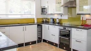 Unclassified image, 4 of 9, button - Luxury single storey cottage with one king-size double (twins by arrangement). (Milford-on-Sea, Nr Lymington)