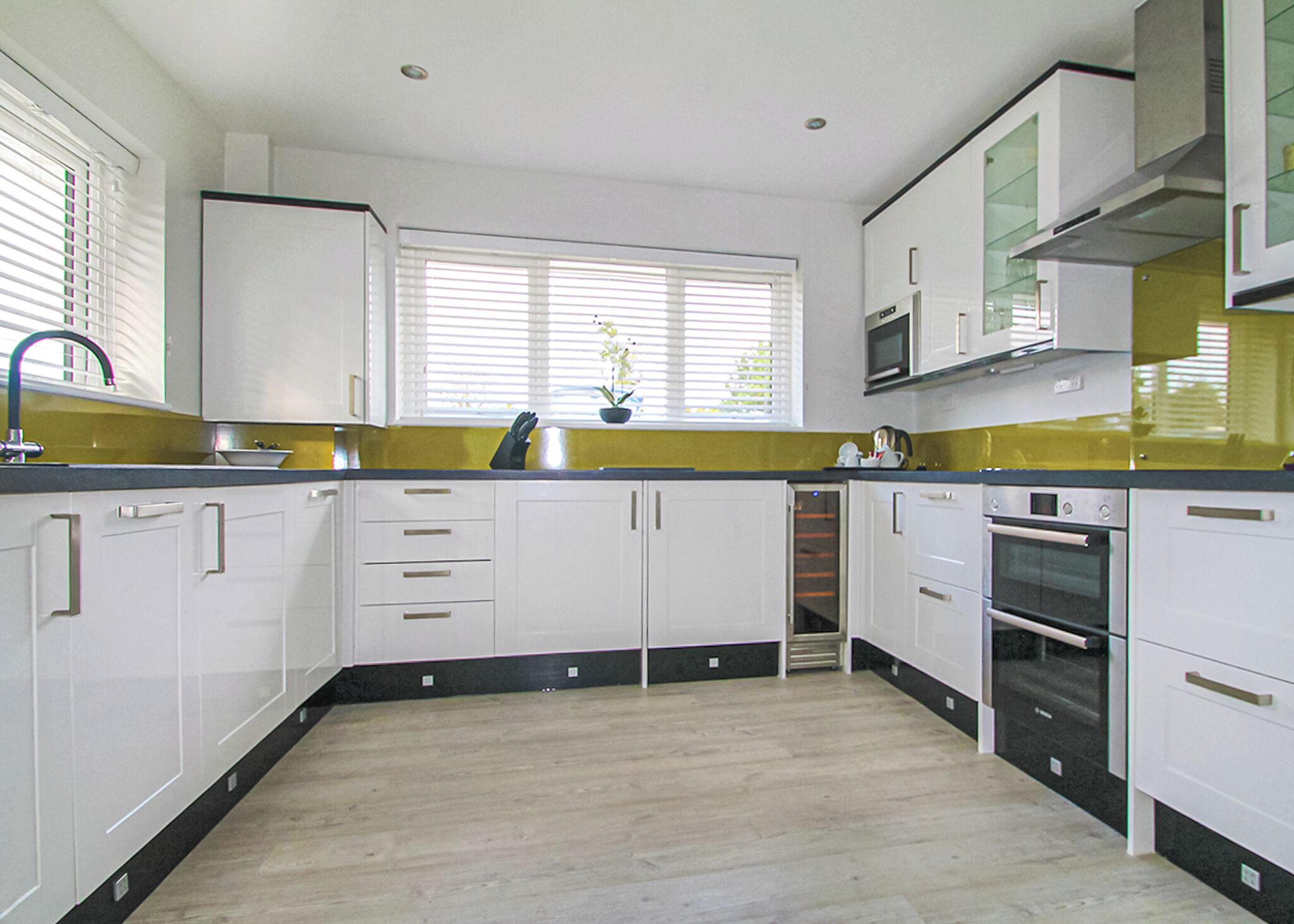 Réfrigérateur, four, plaque de cuisson, grille-pain