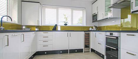 Réfrigérateur, four, plaque de cuisson, grille-pain