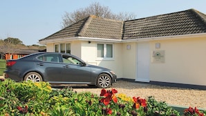 Unclassified image, 5 of 9, button - Luxury single storey cottage with one king-size double (twins by arrangement). (Milford-on-Sea, Nr Lymington)