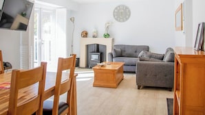 Unclassified image, 3 of 9, button - Luxury single storey cottage with one king-size double (twins by arrangement). (Milford-on-Sea, Nr Lymington)