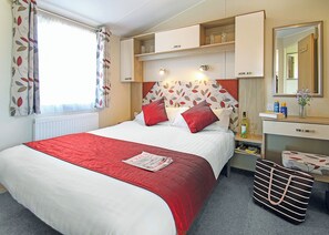 2 bedrooms, free WiFi - Stylish 12ft-wide caravan with one double and one twin. (Swanage)