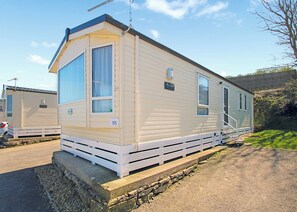 Exterior - Stylish 12ft-wide caravan with one double and one twin. (Swanage)