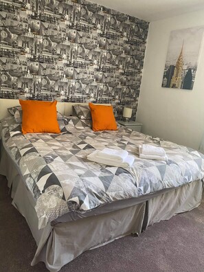 Individually decorated, blackout drapes, iron/ironing board, free WiFi - The penruddocke arms (Salisbury)