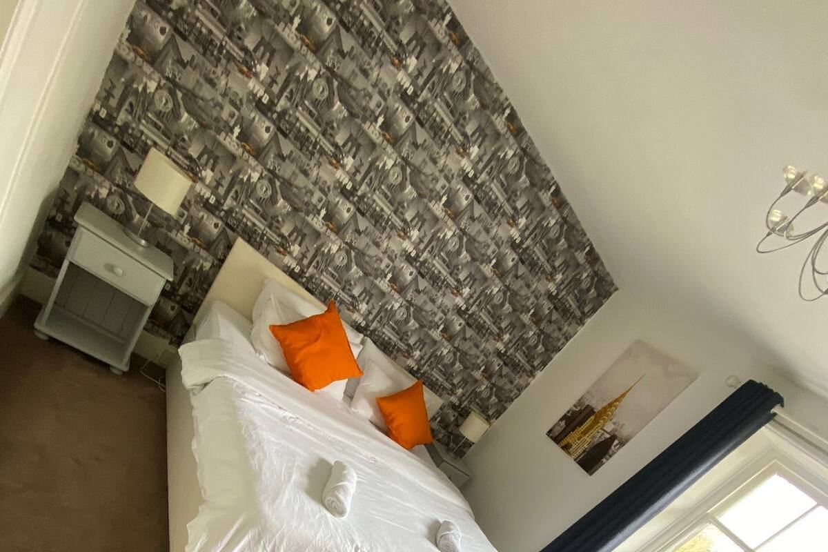 Habitación básica con 1 cama doble o 2 individuales | Decoración individual, cortinas opacas, tabla de planchar con plancha