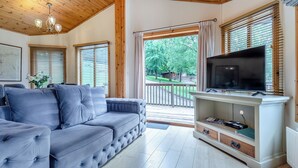TV - Luxury and contemporary styled lodge. (Glossop)