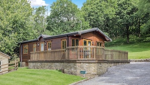 Exterior - Luxury and contemporary styled lodge. (Glossop)