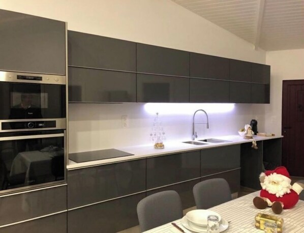 Kühlschrank, Mikrowelle, Ofen, Herdplatte