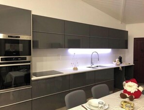 Fridge, microwave, oven, stovetop - Modernly Equipped Country House, 5 minutes from Natural Swimming Pools (Altares)