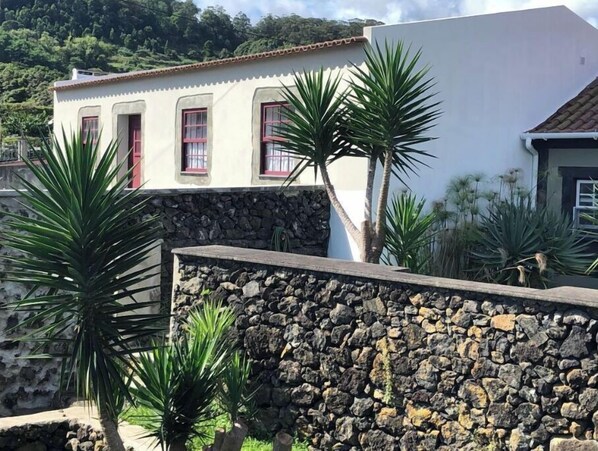 Property grounds - Modernly Equipped Country House, 5 minutes from Natural Swimming Pools (Altares)