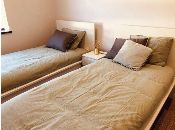 3 makuuhuonetta, työpöytä, silitysrauta/-lauta, ilmainen Wi-Fi