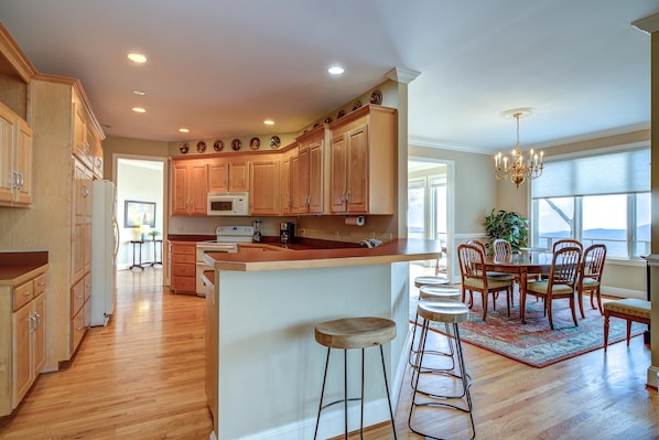 Condo, Plusieurs lits, balcon, vue sur le jardin | Cuisine privée | Réfrigérateur, four à micro-ondes, un four, surface de cuisson