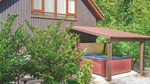 Outdoor spa tub - Luxury lodge residing at the top of the wooded valley. (Waterrow, Wiveliscombe)