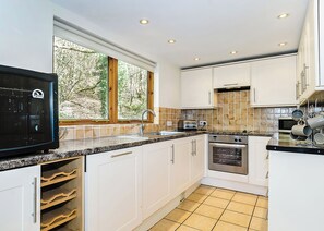 Fridge, oven, stovetop, toaster - Luxury lodge residing at the top of the wooded valley. (Waterrow, Wiveliscombe)