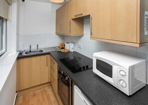 Frigorífic, forn, placa de cuina i torradora 