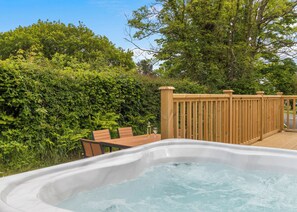 Outdoor spa tub - Cedar 3 Pet Friendly (Reynalton, Nr Narberth)