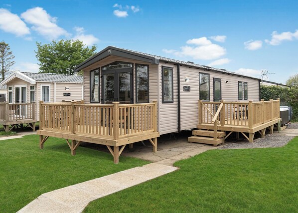 Exterior - Luxurious and contemporary caravan. (Reynalton, Nr Narberth)