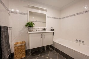 Unclassified image, 3 of 26, button - La Ronde One - Oceanstays - Unit 1 (Yamba)